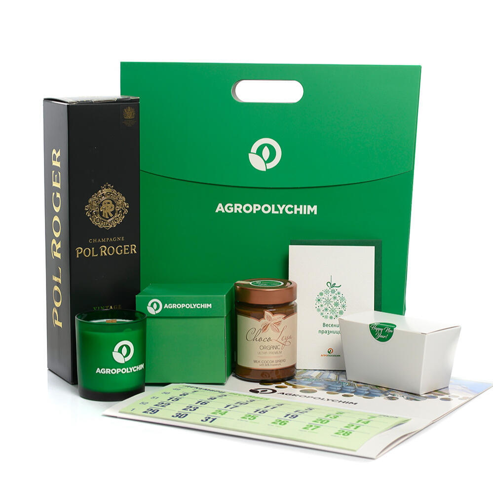 Weihnachtsgeschenkkollektion für AGROPOLYCHIM mit Kerze, Grußkarte und Markenverpackungen.