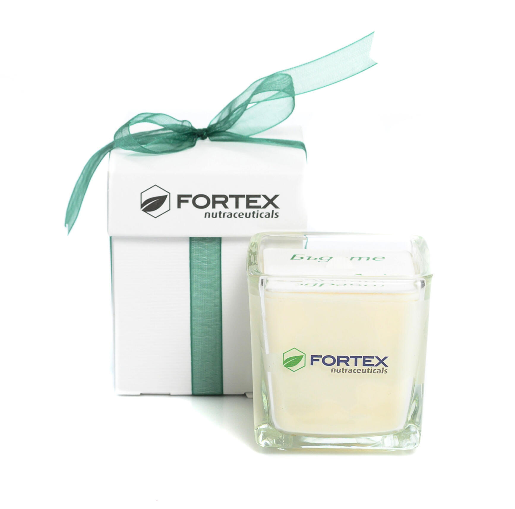 FORTEX Duftkerze mit personalisiertem Etikett, weißer Geschenkbox und grünem Band.