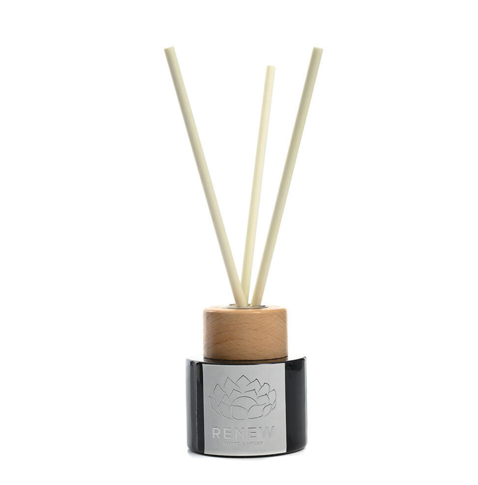 RENEW Duftdiffusor mit Holzkappe und personalisiertem Firmenetikett.