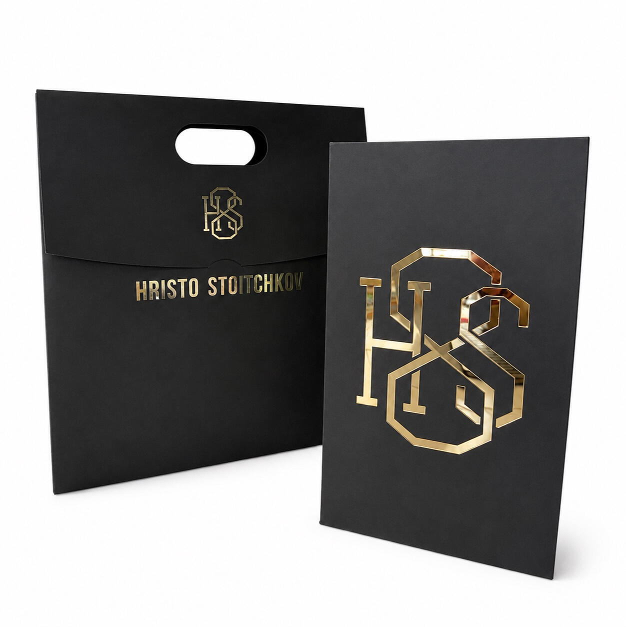 Schwarze H8S-Sammlerbox für einen Abguss des linken Fußes von Hristo Stoitchkov mit Monogramm und passender Markentasche.